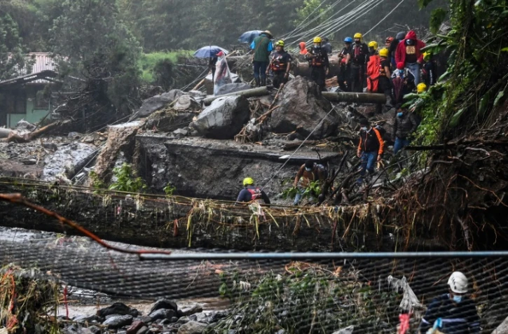 Des personnels de la Croix Rouge aident à évacuer des habitants pris au piège de la crue de la rivière Bambito provoquée par l'ouragan Eta, dans la province de Chiriquí, à 450 km à l'ouest de la ville de Panamá, le 5 novembre 2020