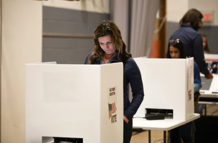 Une électrice vote, le 7 novembre 2023 à Columbus dans l'Ohio