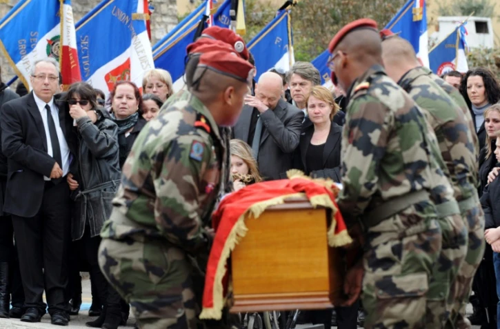 Les camarades de régiment d'Abel Chennouf portent son cercueil le 22 mars 2012 à Manduel (Gard) lors d'une cérémonie en présence de ses proches
