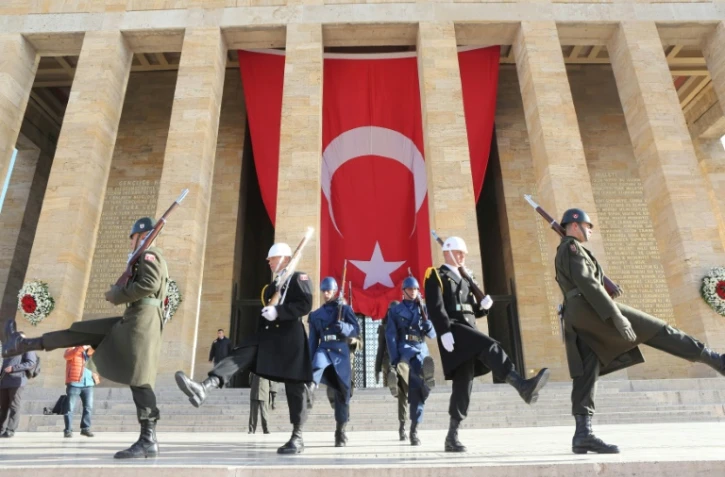 Des soldats turcs devant le mausolée de Mustafa Kemal Atatürk, le 10 novembre 2015 à Ankara