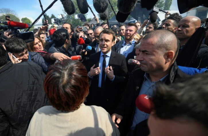 Emmanuel Macron (c), candidat à la présidentielle, s'adresse aux salariés de Whirlpool, le 26 avril 2017 à Amiens