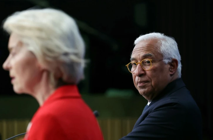 Le président du Conseil européen, Antonio Costa (d), assiste à une conférence de presse aux côtés de la présidente de la Commission européenne, Ursula von der Leyen, à Bruxelles, le 26 juin 2025