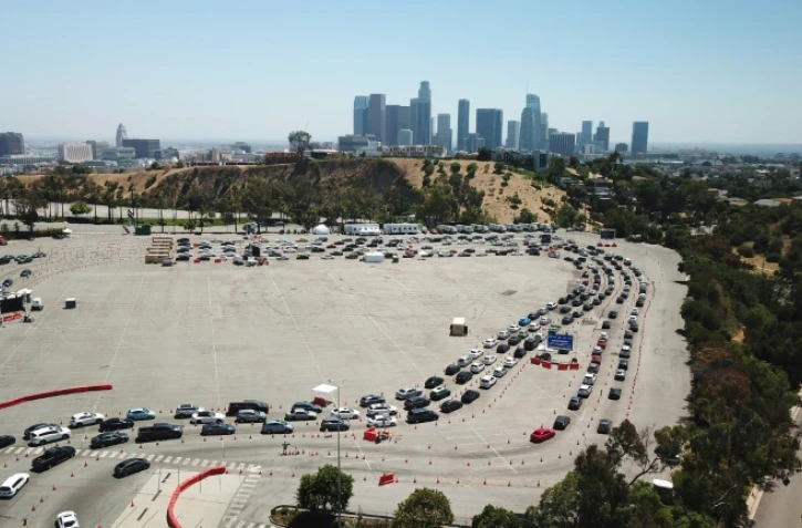 Des voitures font la queue à un centre de dépistage du Covid-19 à Los Angeles le 15 juillet 2020.