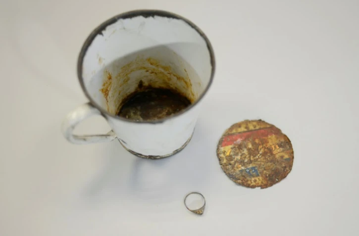 Une bague en or découverte dans le double fond d'une tasse par les conservateurs du musée d'Auschwitz-Birkenau, le 19 mai 2016