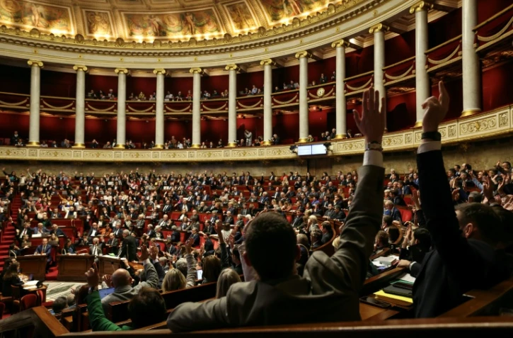 Le Parlement devrait approuver définitivement six textes mardi, dont plusieurs projets de lois emblématiques, dans une atmosphère de crise au sein de la majorité, après l'adoption chaotique dans la nuit du projet de loi d'urgence agricole
