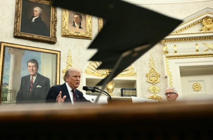 Le président américain Donald Trump s'exprime en présence du patron d'Apple Tim Cook le 6 août 2025 à la Maison Blanche, à Washington