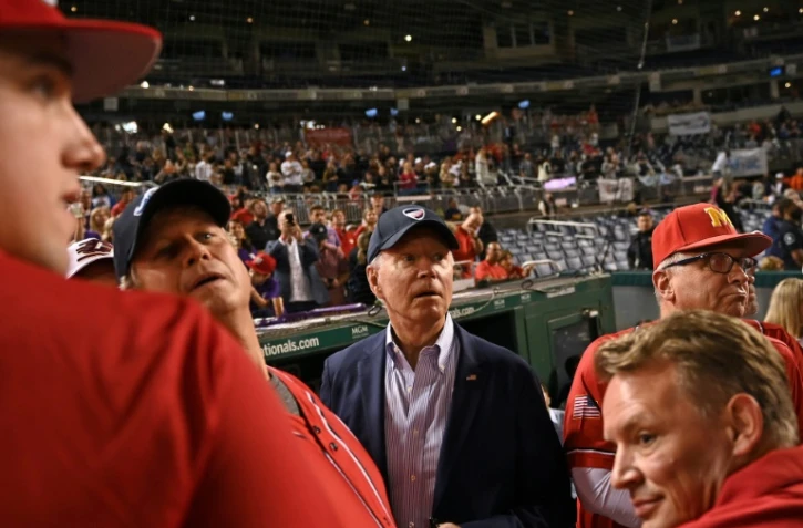 Le président américain Joe Biden lors d'un match de baseball opposant élus républicains (en rouge) et démocrates, à Washington, le 29 septembre