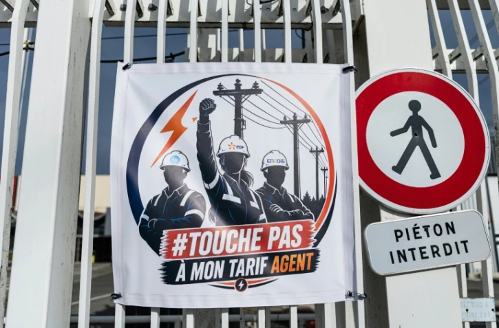 Une affiche syndicale opposée à la suppression du tarif agent à l'entrée de la centrale nucléaire de Gravelines dans le Nord le 15 septembre 2026