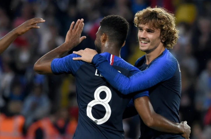 L'attaquant de la France Antoine Griezmann (d) buteur lors de la victoire face à la Bolivie 2-0 en match amical le 2 juin 2019