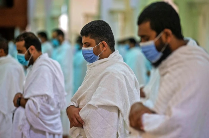Une photo fournie par le ministère saoudien de l'Information montre des pèlerins effectuant des prières dans la mosquée Namira, le 30 juillet 2020, dans la ville de La Mecque
