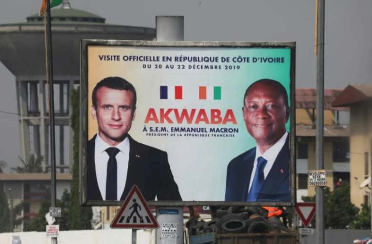 Une affiche montrant Emmanuel Macron (g) et son homologue ivoirien Alassane Ouattara à Abidjan le 19 décembre 2019