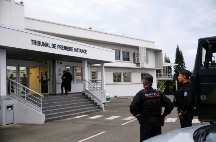 Des gendarmes montent la garde devant le tribunal de Nouméa, le 22 juin 2024