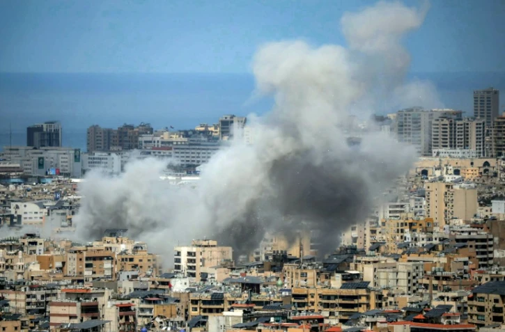 La fumée d'une frappe aérienne israélienne sur la banlieue sud de Beyrouth, le 6 avril 2026 au Liban