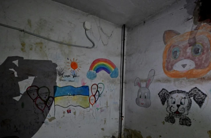Des dessins d'enfants sur les murs d'un sous-sol de l'hôpital pour enfants de Tcherniguiv, le 5 avril 2022 en Ukraine