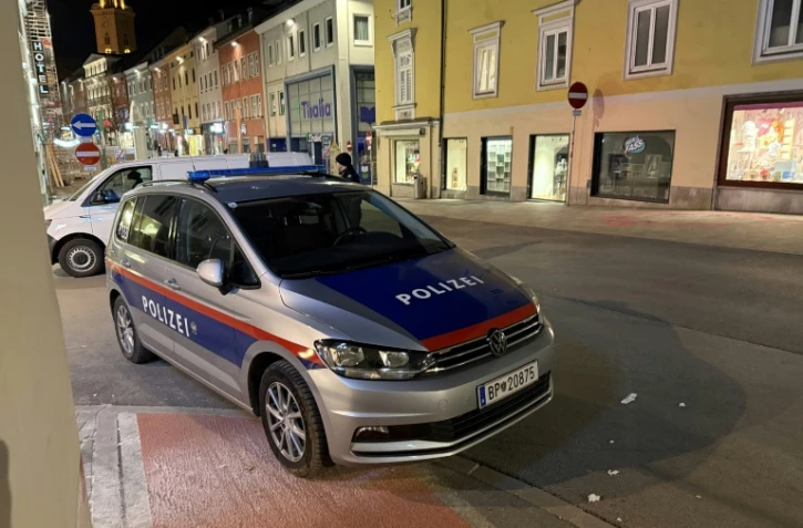 La police autrichienne sur les lieux de l'attaque au couteau commise le 15 février 2025 à Villach, dans le sud du pays
