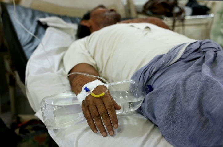 Un homme victime d'un coup de chaleur est perfusé dans un hôpital le 30 mai 2024 à Varanasi, en Inde, lors d'une vague de chaleur