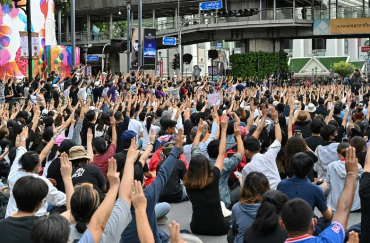 Des manifestants font le salut à trois doigts lors de rassemblements à Bangkok le 15 octobre 2020