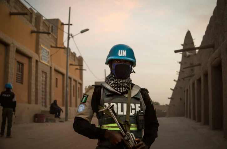 Des policiers de la mission de l'ONU au Mali (Minusma) patrouillent devant la Grande mosquée de Tombouctou, le 8 décembre 2021