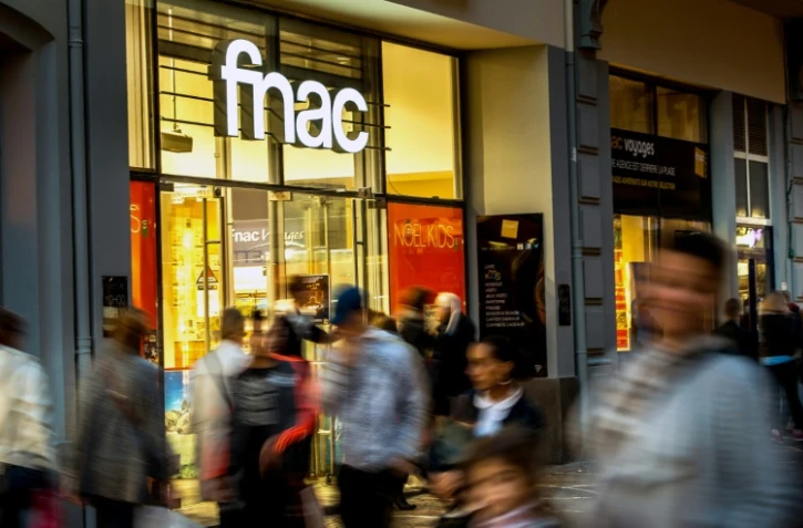 Des passants devant le magasin Fnac le 27 octobre 2015 à Lille