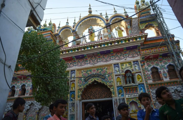 Des enfants réunis le 24 mai 2018 à l'extérieur d'un temple hindou à Mithi, au Pakistan