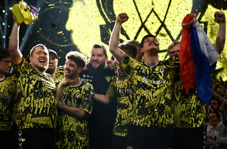 L'équipe française "Vitality" célèbre sa victoire après avoir remporté la finale de "Counter Strike: Global Offensive" (CS:Go), l’une des plus prestigieuses compétitions e-sport dans le jeu vidéo, le 21 mai 2023 à l’Accor Arena de Paris-Bercy