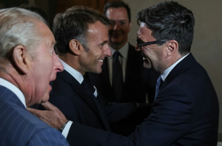 Le roi Charles III (G) assiste à la rencontre entre le président français Emmanuel Macron (C) et le Premier ministre britannique Andy Burnham (D) au British Museum à Londres le 2 septembre 2026