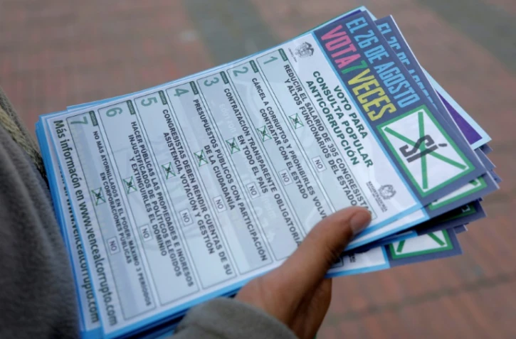 Prospectus anti-corruption distribués à Bogota le 22 août 2018, avant une consultation nationale