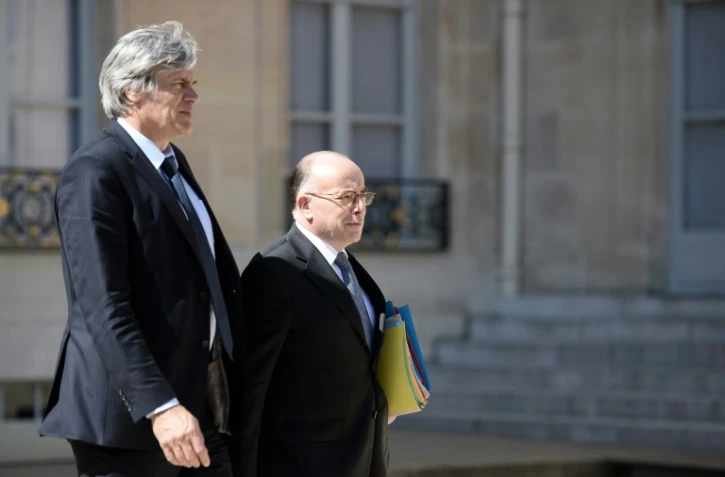 Stéphane Le Foll et Bernard Cazeneuve à la sortie du conseil des ministres le 4 mai 2016 à Paris