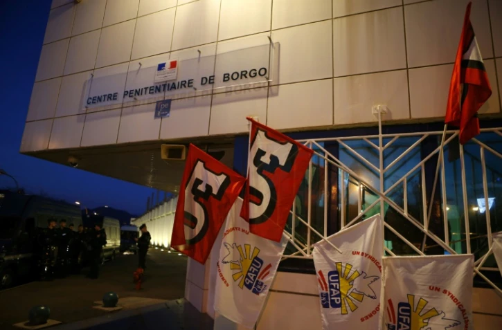 Des drapeaux d'organisations syndicales accrochés devant le pénitencier de Borgo, en Corse, le 19 janvier 2018