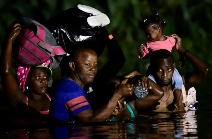 Migrants haïtiens traversant le Rio Grande depuis Ciudad Acuna au Mexique, le 23 septembre 2021