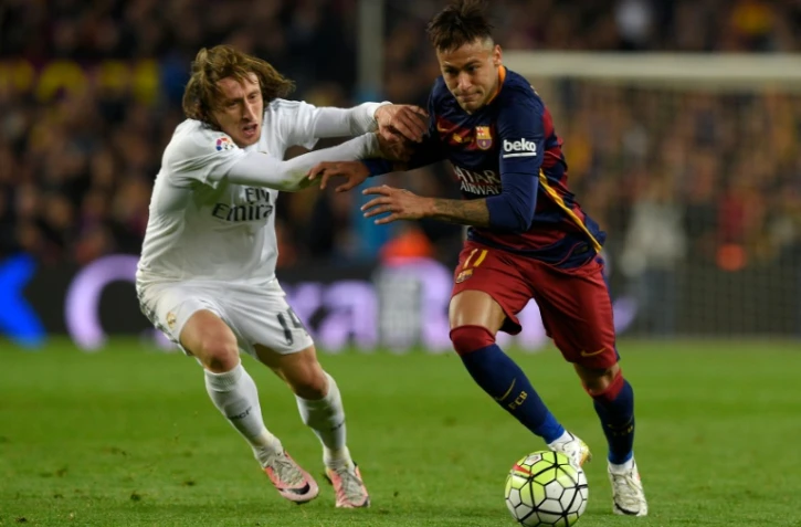 L'attaquant du FC Barcelone Neymar, à la lutte avec le milieu du Real Madrid Luka Modric, le 2 avril 2016 au Camp Nou