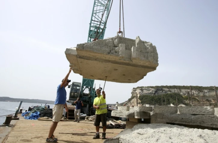 Préparatifs pour l'immersion d'un coffre flottant destiné au mouillage des grands yachts dans la baie de Sant'Amanza, près de Bonifacio, le 11 août 2021 en Corse