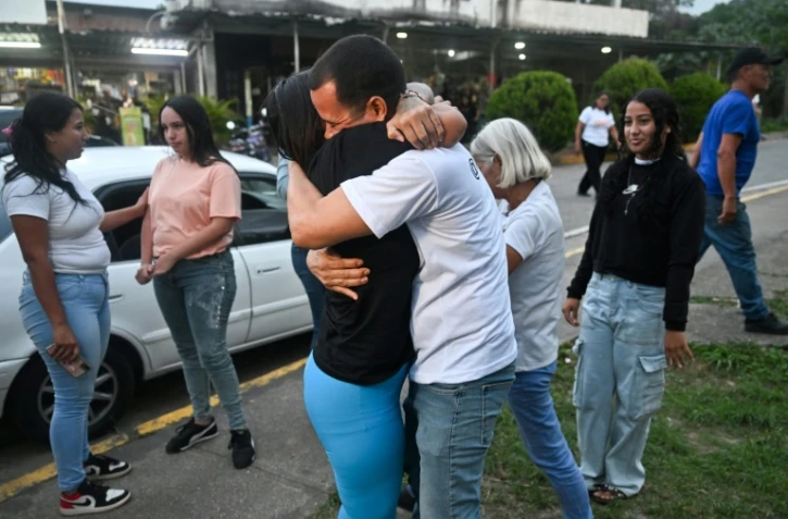 L'ancienne prisonnière politique Angela Vasquez embrasse son frère après sa libération de la prison de Rodeo I à Guatire, au Venezuela, le 14 août 2026
