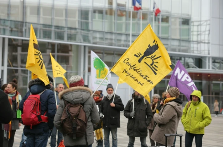 Rassemblement des membres de Confederation Paysanne devant le palais de justice pour soutenir deux collègues syndicalistes qui ont participé à une action contre l'accord de libre-échange Mercosur de l'Union Européenne en décembre 2024, à Paris, le 4 février 2025