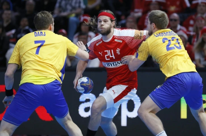 Le Danois Mikkel Hansen (c) face aux Suédois lors du Mondial de hand, le 16 janvier 2017 à Bercy 