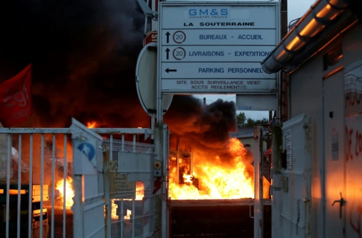 Des salariés de l'équipementier automobile GM&S, menacé de liquidation, font brûler des pneus et des palettes dans leur usine à La Souterraine, le 8 juin 2017 