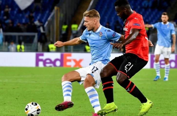 L'attaquant de la Lazio Ciro Immobile (g) à la lutte avec le défenseur de Rennes Joris Gnagnon en Ligue Europa, le 3 octobre 2019 à Rome 