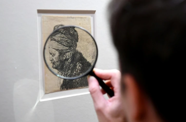Un visiteur examine une gravure de Rembrandt au couvent Sainte-Cécile, domicile des éditions Glénat, à Grenoble, le 19 octobre 2017