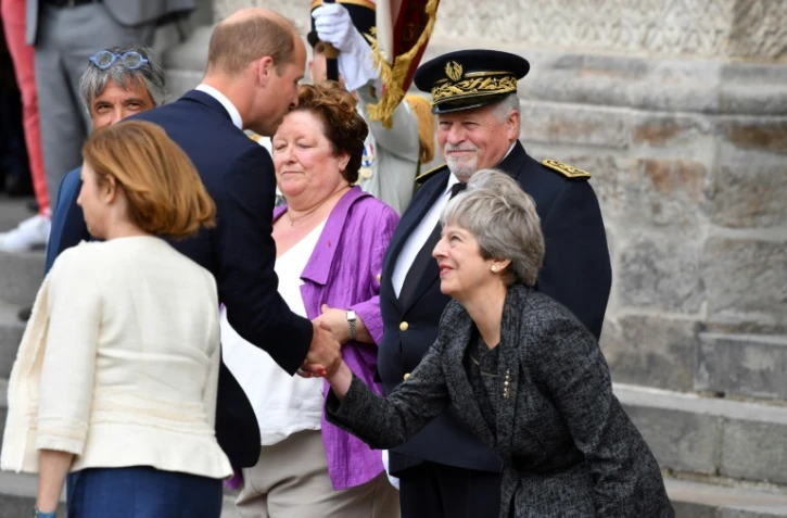 Theresa May salue d'une révérence le prince William aux cérémonies du 100e anniversaire de la bataille d'Amiens le 8 août 2018