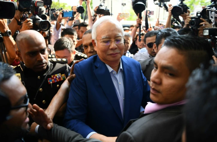 L'ex-Premier ministre malaisien, Najib Razak (c) se rend au bureau de la Commission anti-corruption, le 22 mai 2018 à Putrajaya