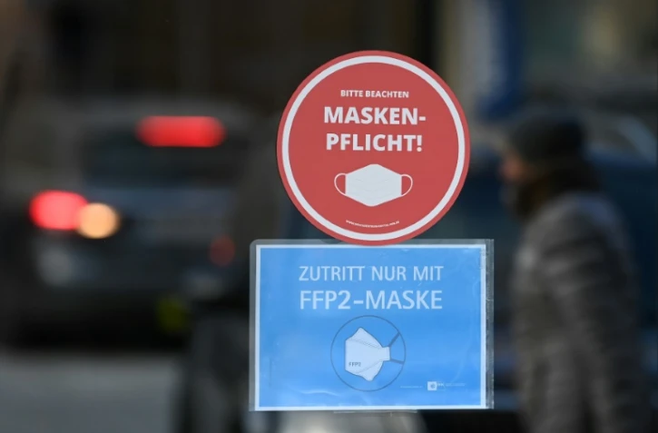 Des messages rappelant le port obligatoire de masques de protection FFP2 dans un magasin de Eggenfelden, dans le sud de l'Allemagne, le 24 novembre 2021.