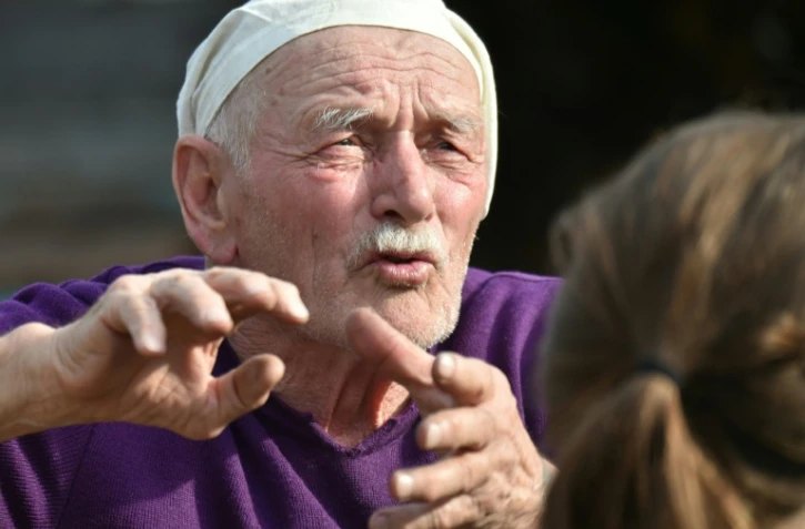 Evgueni Markevich, 78 ans, dans sa cour à Tchernobyl le 8 avril 2016. L'ancien professeur fait partie des 158 personnes qui vivent toujours dans la zone d'exclusion autour de la centrale nucléaire ukrainienne dont le réacteur a explosé le 26 avril 1986