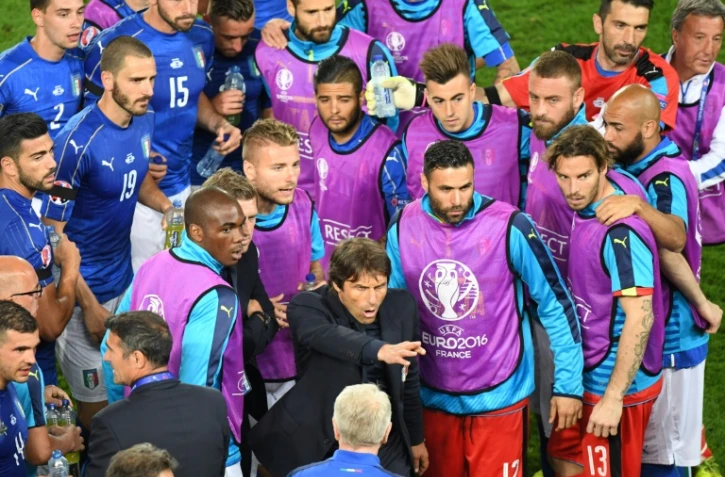 Le sélectionneur italien Antonio Conte donne ses directives avant la prolongation, en quart de finale de l'Euro contre l'Allemagne, le 2 juillet 2016 à Bordeaux