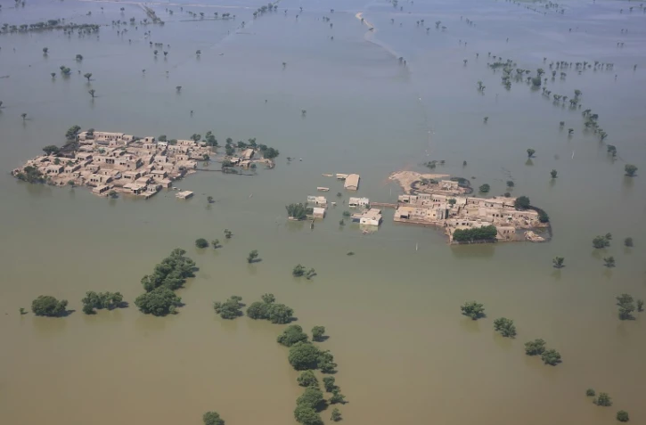 Vue aérienne des inondations après des pluies de mousson dans la province du Sind, le 1er septembre 2022 au Pakistan