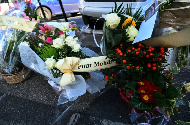 Des fleurs le jour des funérailles de Mehdi Kessaci, à Marseille, le 18 novembre 2025