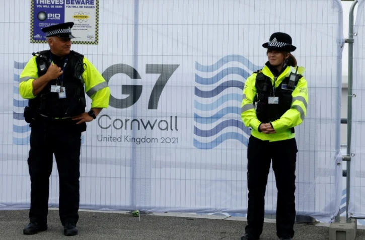 Des policiers devant le centre de presse mis en place à Falmouth dans les Cornouailles pour le G7, le 10 juin 2021