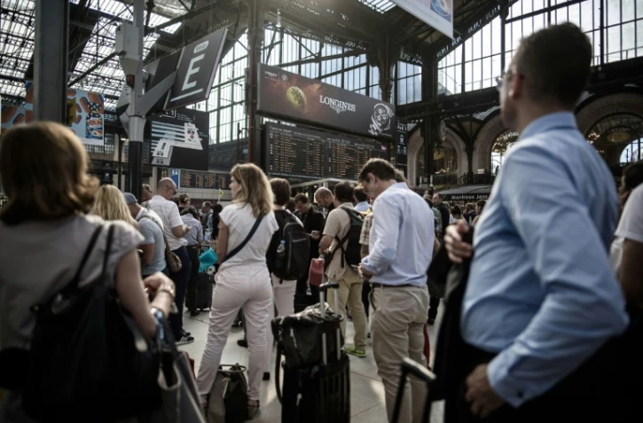 Des passagers à la gare de Lyon à Paris, le 8 juillet 2016
