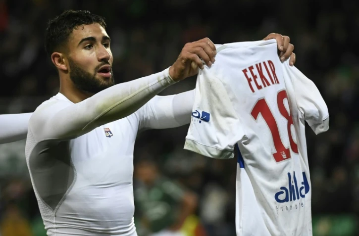 Le capitaine lyonnais Nabil Fekir exhibe son maillot devant les supporters stéphanois après son doublé contre Saint-Etienne à Geoffroy-Guichard, le 5 novembre 2017