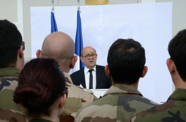 Photo fournie par le service de communication de l'Armée du ministre de la Défense français, Jean-Yves Le Drian, le 12 avril 2016