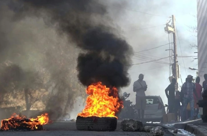 Des pneus en feu près de la prison principale de Port-au-Prince, en Haïti, le 3 mars 2024, après une évasion de plusieurs milliers de détenus